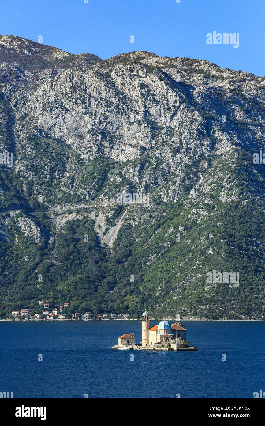 Kotor, Budva, Montenegro. Die Kirche unserer Lieben Frau vom Felsen auf einer kleinen Insel in der Bucht von Kotor Stockfoto