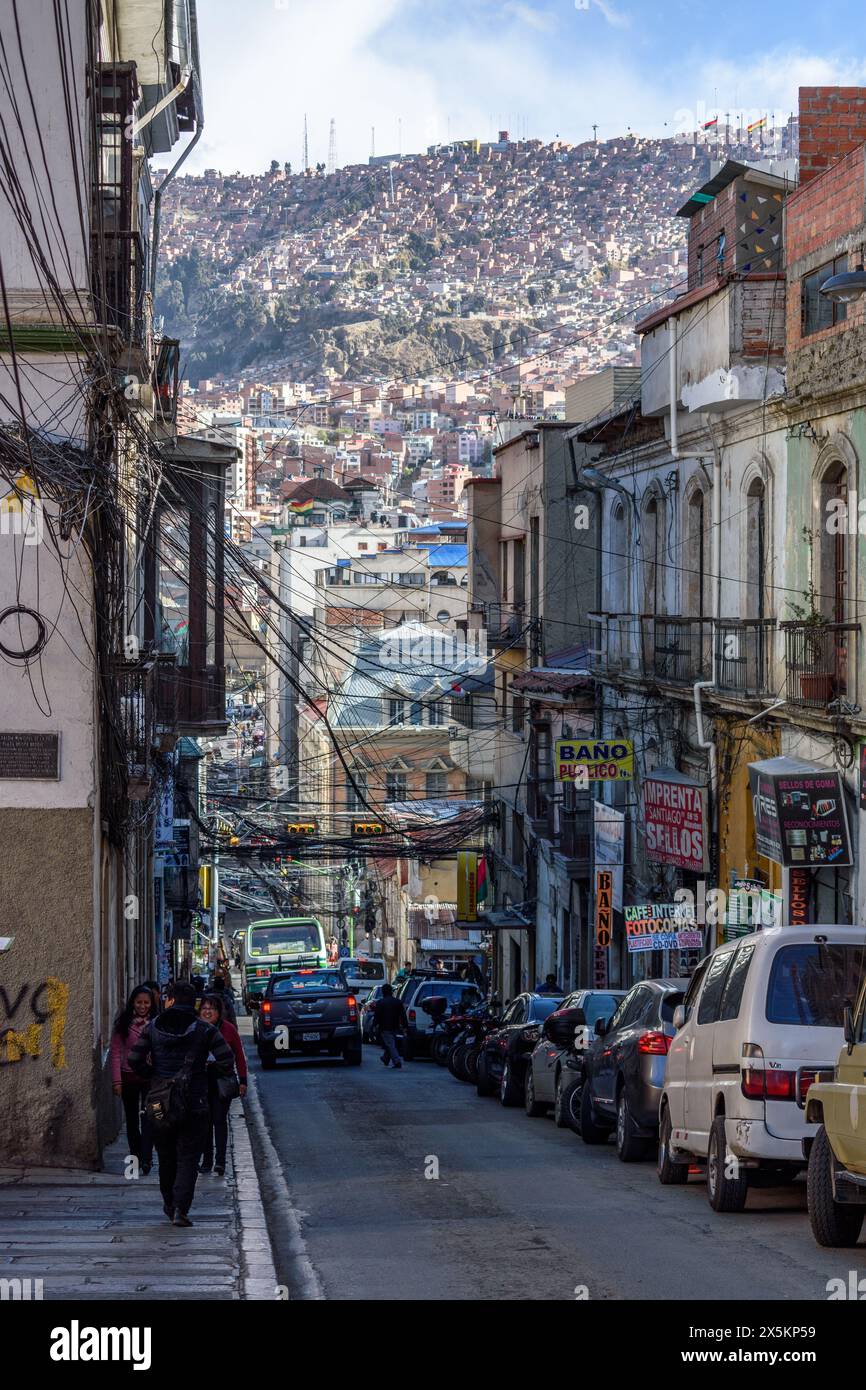 Blick entlang einer steilen Straße in La Paz, Bolivien. Stockfoto