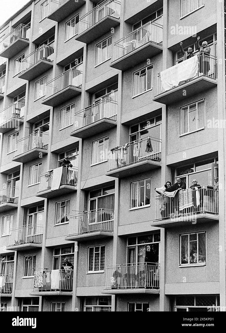 Die Bewohner der Stadtwohnungen protestieren gegen die Schließung der Waschanlagen in Graisley Flats in Wolverhampton. Foto von DAVE BAGNALL Stockfoto