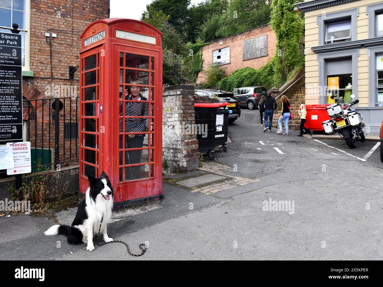 Alter roter Telefonkiosk in Ironbridge, Shropshire, Großbritannien Stockfoto