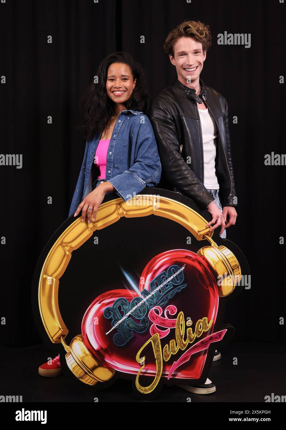 Hamburg, Deutschland. Mai 2024. Chiara Fuhrmann (l) als Julia und Raphael Groß als Romeo bei der Präsentation der musikalischen Besetzung von '& JULIA' am Kehrwieder Theater. Das neue Musical von Stage Entertainment feiert im Herbst 2024 seine deutsche Premiere im Stage Operettenhaus. Quelle: Christian Charisius/dpa/Alamy Live News Stockfoto