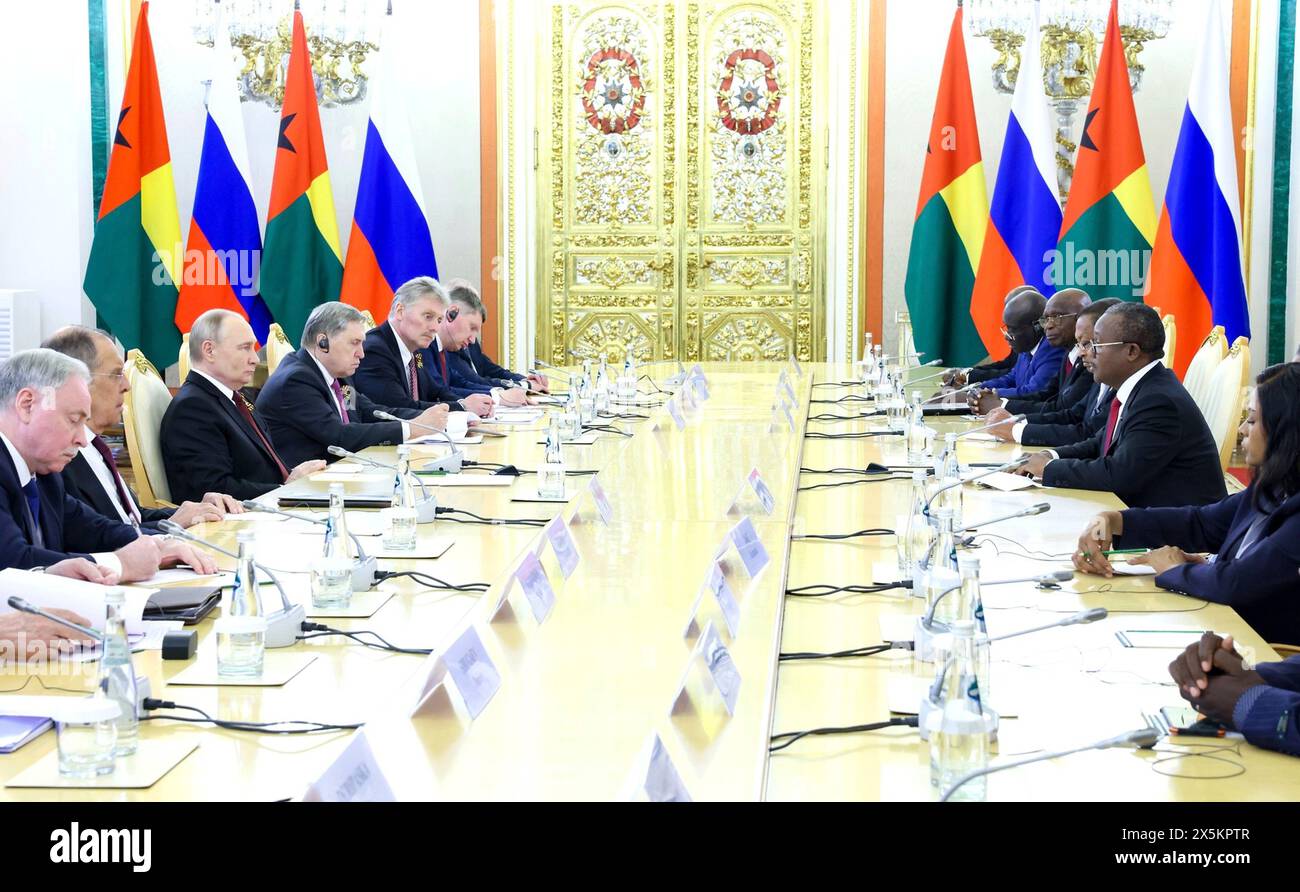 Moskau, Russland. Mai 2024. Der russische Präsident Wladimir Putin, links und eine Delegation, führen am 9. Mai 2024 in Moskau, Russland, eine erweiterte bilaterale Diskussion mit dem Guinea-Bissau-Präsidenten Umaro Sissoco Embalo, rechts, im Großen Kreml-Palast. Quelle: Mikhail Metzel/Kreml Pool/Alamy Live News Stockfoto