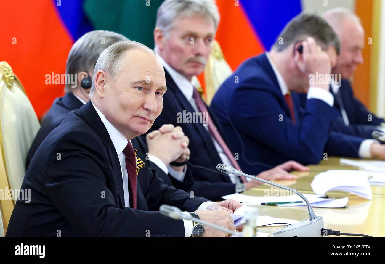 Moskau, Russland. Mai 2024. Der russische Präsident Wladimir Putin, der Linke, und die Delegation führen am 9. Mai 2024 in Moskau eine erweiterte bilaterale Diskussion mit dem Guinea-Bissau-Präsidenten Umaro Sissoco Embalo im Großen Kreml-Palast. Quelle: Mikhail Metzel/Kreml Pool/Alamy Live News Stockfoto