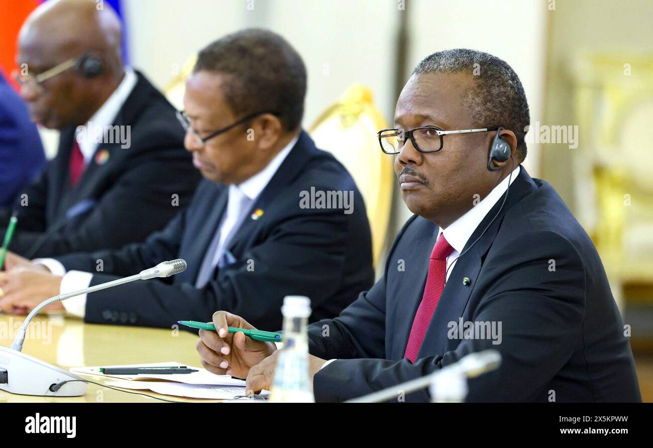 Moskau, Russland. Mai 2024. Guinea-Bissau-Präsident Umaro Sissoco Embalo, Rechts und Delegation führen am 9. Mai 2024 in Moskau, Russland, eine erweiterte bilaterale Diskussion durch den russischen Präsidenten Wladimir Putin. Quelle: Mikhail Metzel/Kreml Pool/Alamy Live News Stockfoto