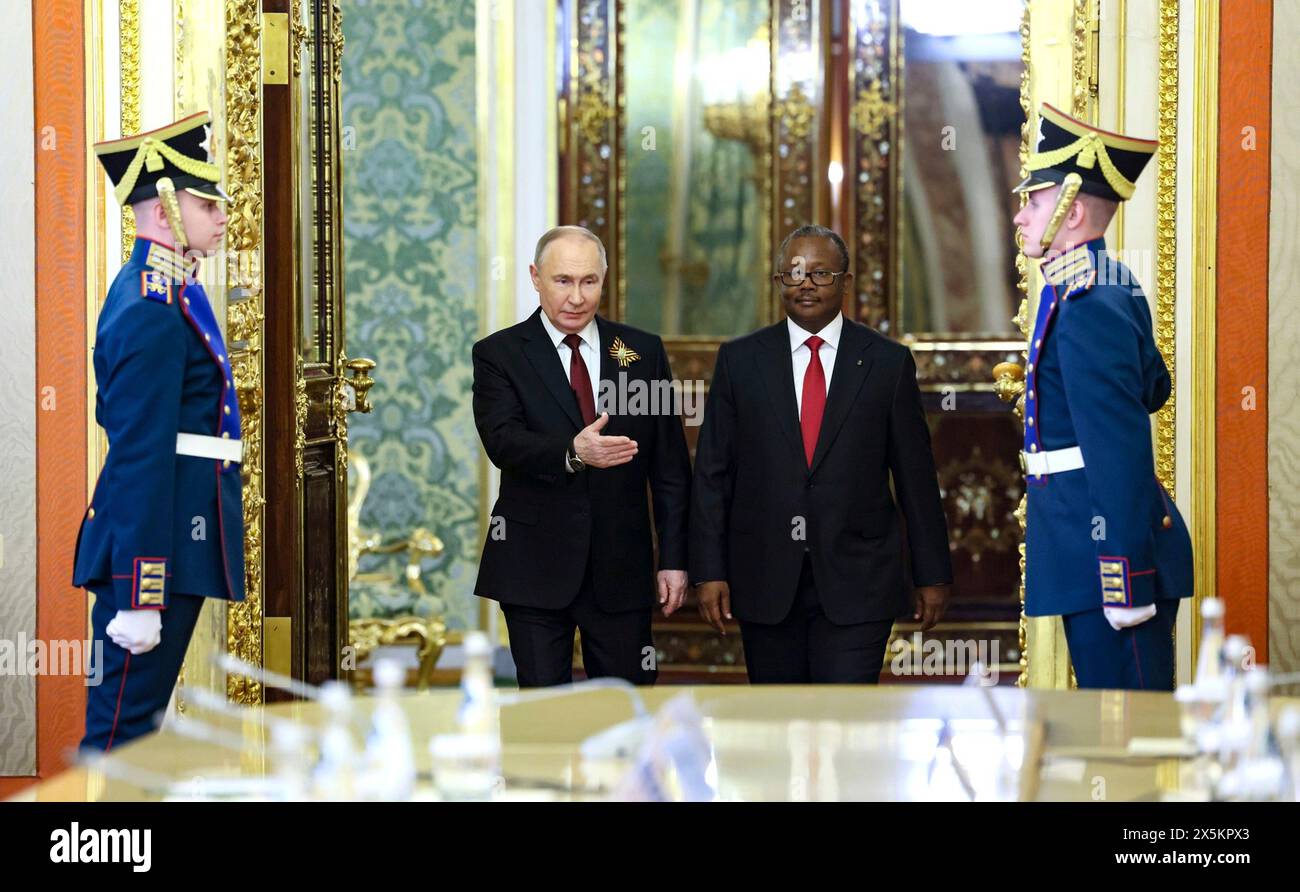 Moskau, Russland. Mai 2024. Der russische Präsident Wladimir Putin eskortiert Guinea-bissauischen Präsidenten Umaro Sissoco Embalo rechts zu einem erweiterten bilateralen Treffen im Großkreml-Palast am 9. Mai 2024 in Moskau. Quelle: Mikhail Metzel/Kreml Pool/Alamy Live News Stockfoto