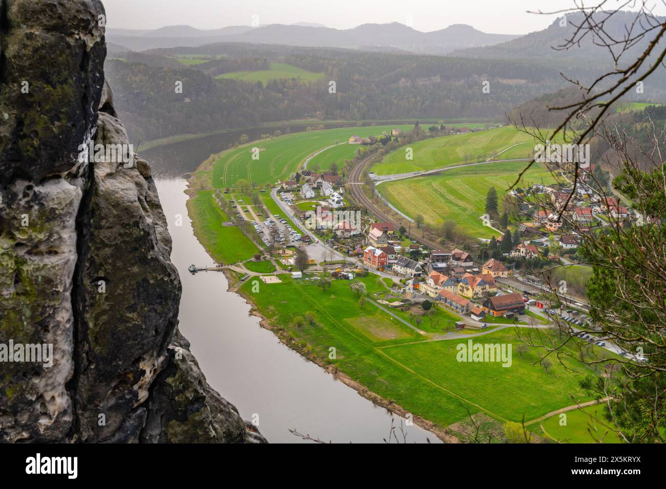 Mit Blick auf die sanfte Kurve der Elbe, umgeben vom üppigen Grün des Nationalparks Sächsische Schweiz. Deutschland Stockfoto
