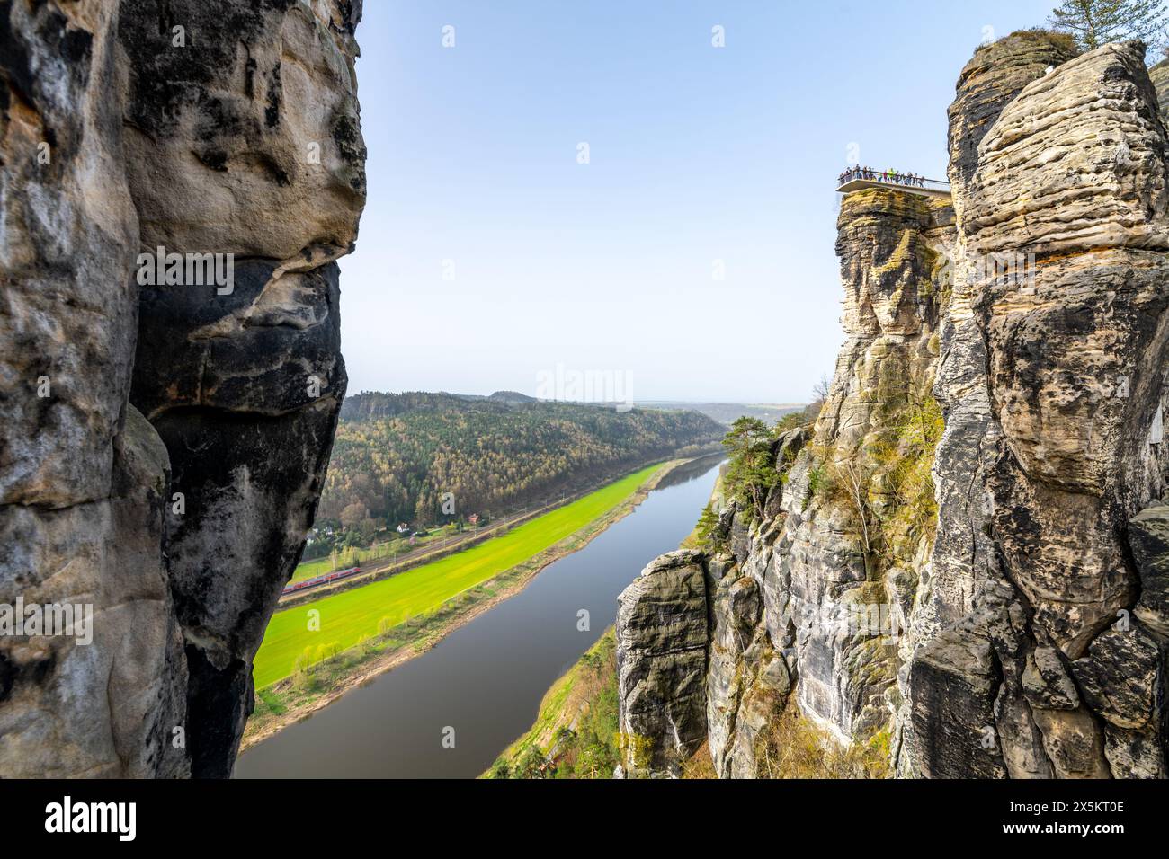Blick auf die ruhige Elbe von der berühmten Bastei-Felsformation im Nationalpark Sächsische Schweiz, Deutschland, an einem klaren Frühlingstag. Stockfoto
