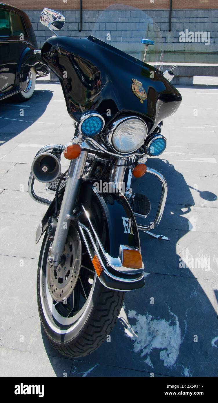 Vorderansicht eines schwarzen Harley-Davidson-Motorrads der spanischen Royal Guard vor dem Palacio de Exposiciones Santander Cantabria Spanien Stockfoto