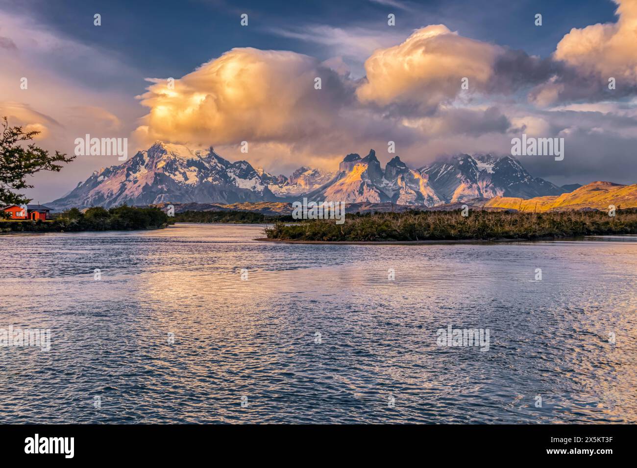 Chile, Nationalpark Torres del Paine. Landschaft mit See und Cerro Paine Grande Bergen. Stockfoto