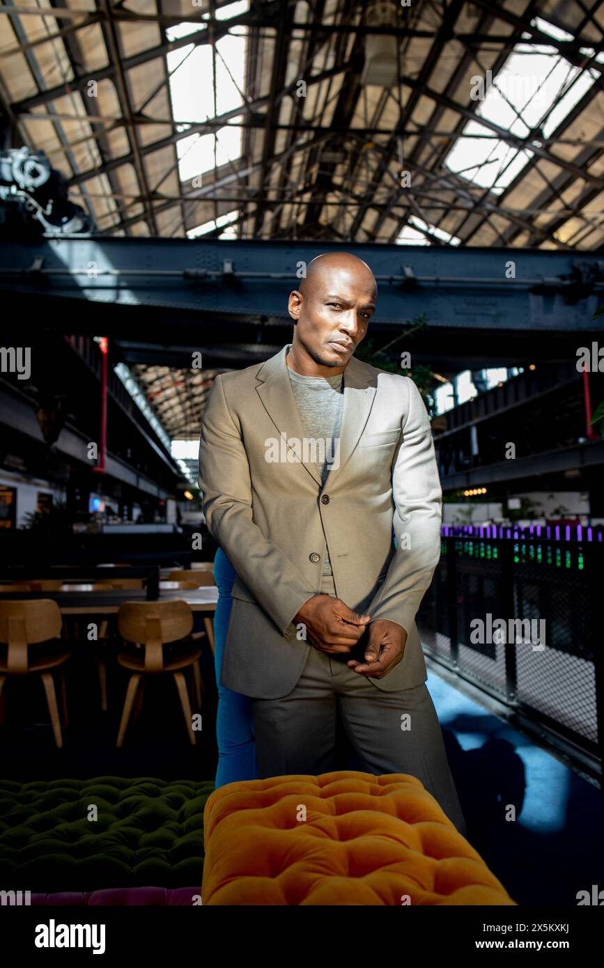 USA, New York, Brooklyn, Porträt eines Mannes im Anzug in der Bar Stockfoto