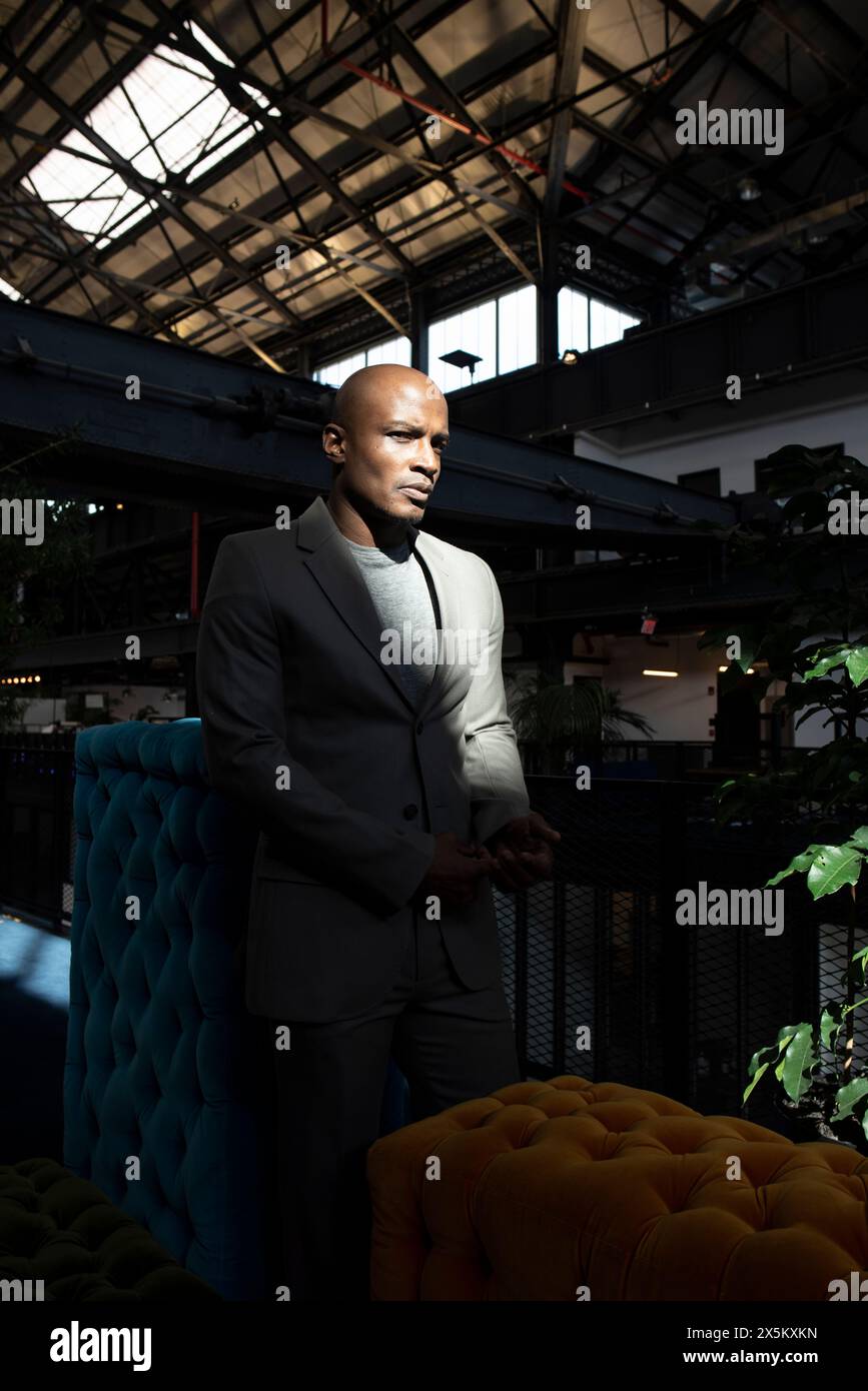 USA, New York, Brooklyn, Porträt eines Mannes im Anzug in der Bar Stockfoto