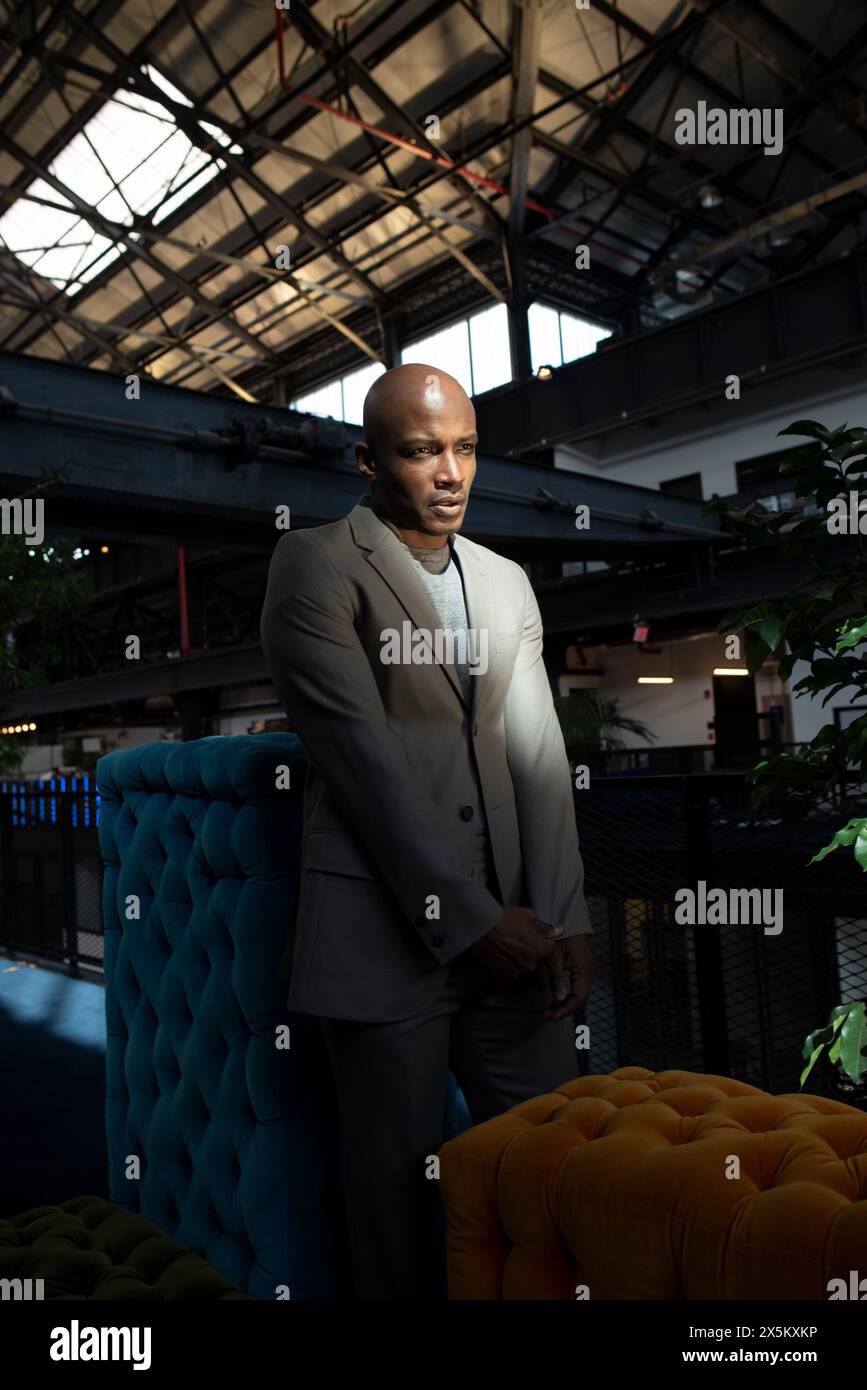 USA, New York, Brooklyn, Porträt eines Mannes im Anzug in der Bar Stockfoto