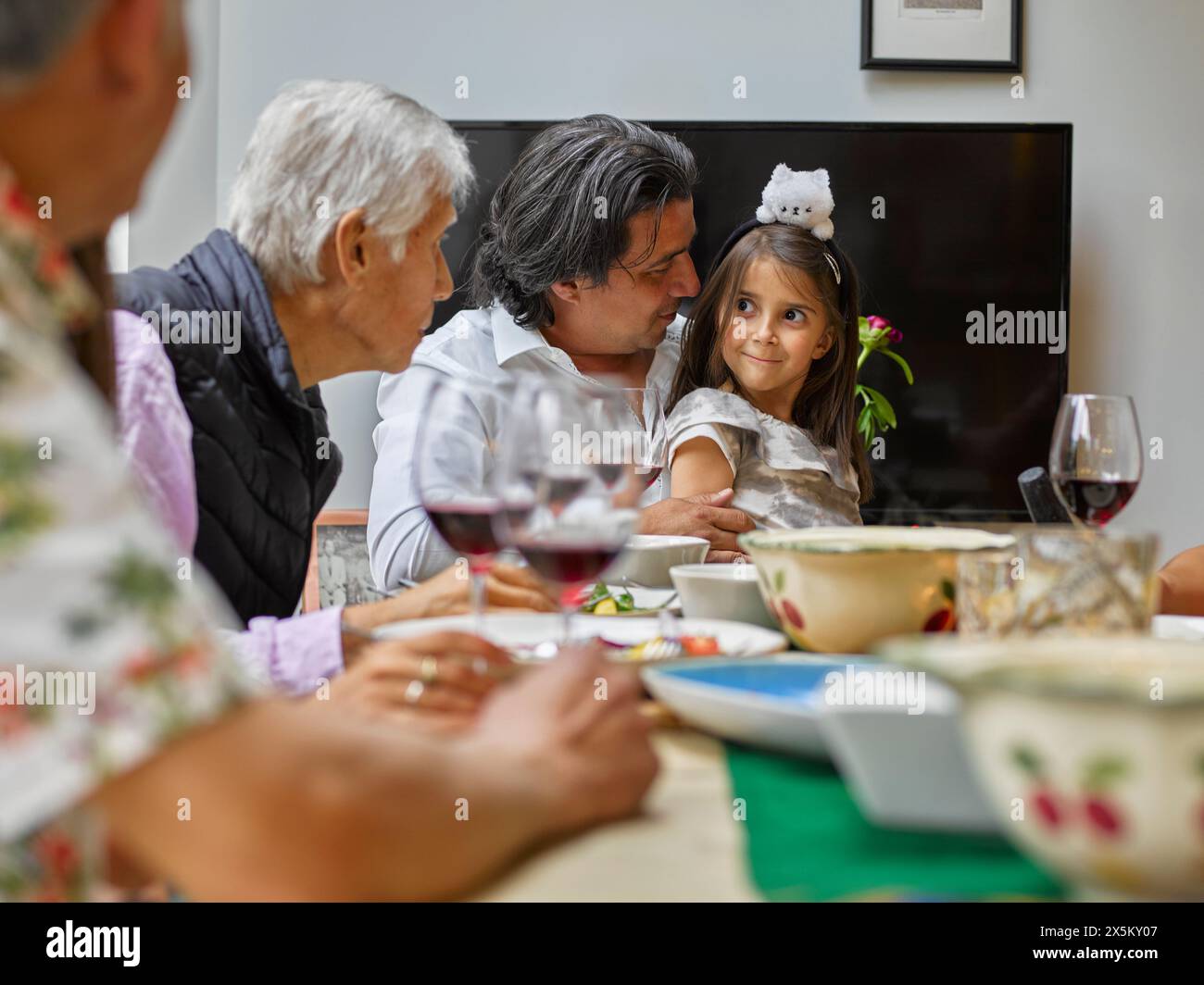 Familie am Esstisch Stockfoto