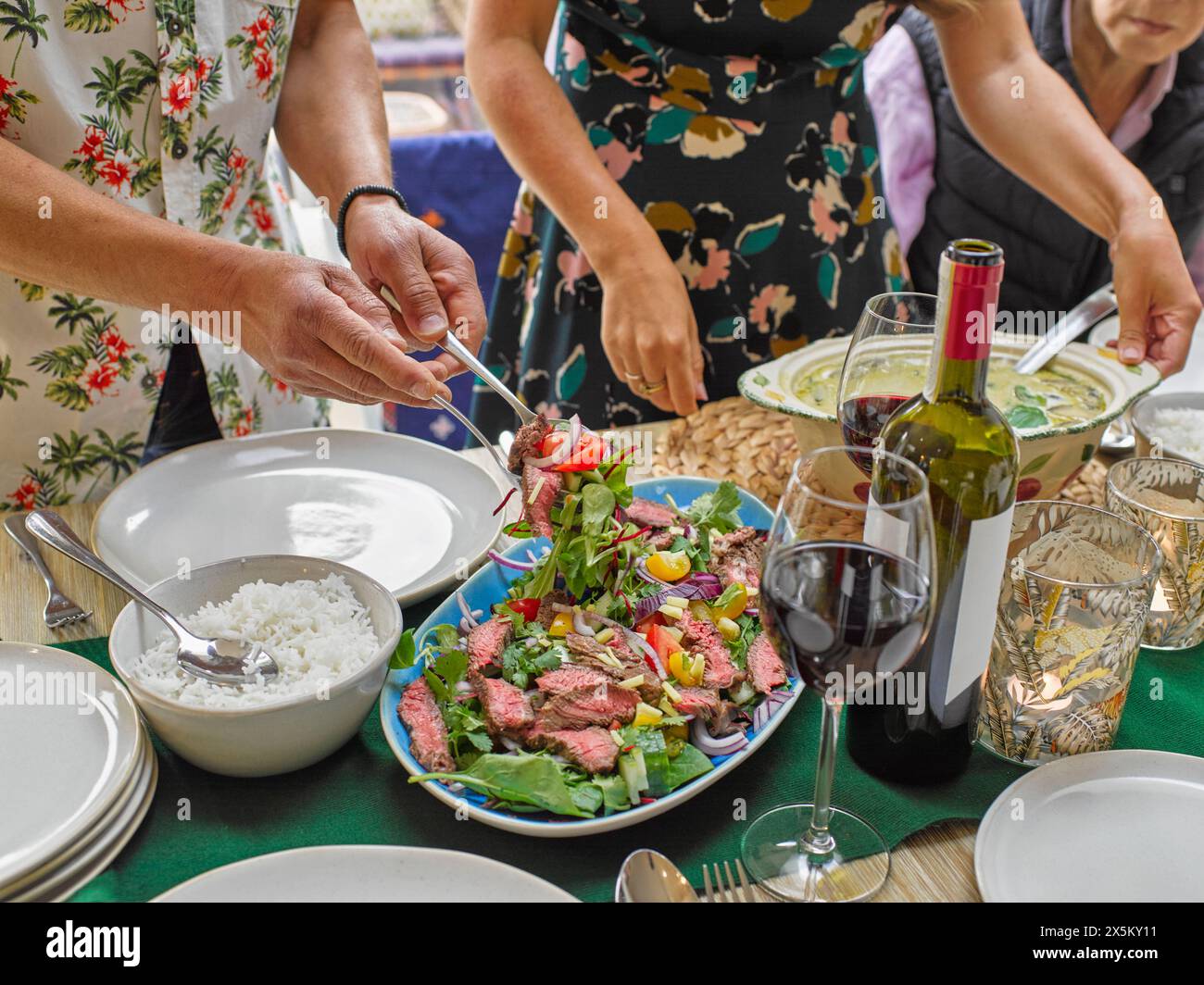 Familie beim Abendessen zusammen Stockfoto