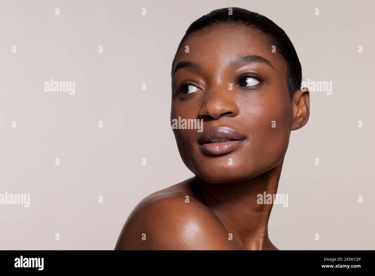 Junge Frau vor grauem Hintergrund Stockfoto