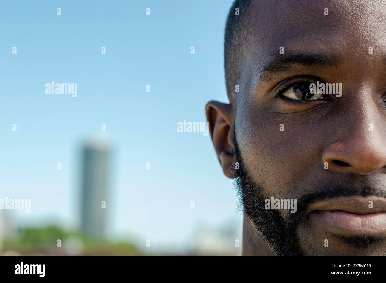 Nahaufnahme des mitteladulten Mannes Gesicht Stockfoto