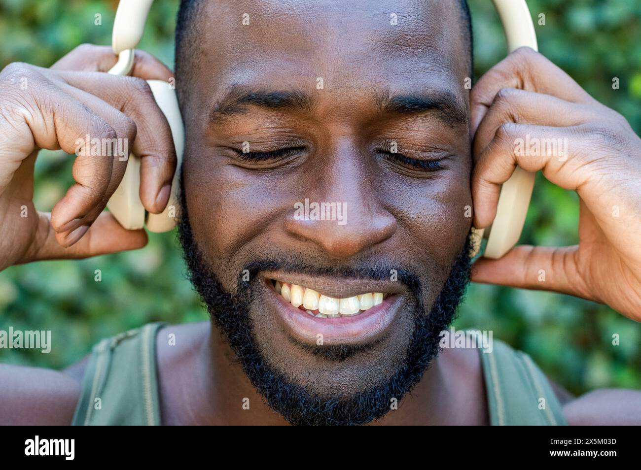 Mittelgroßer Erwachsener mit Kopfhörern Stockfoto