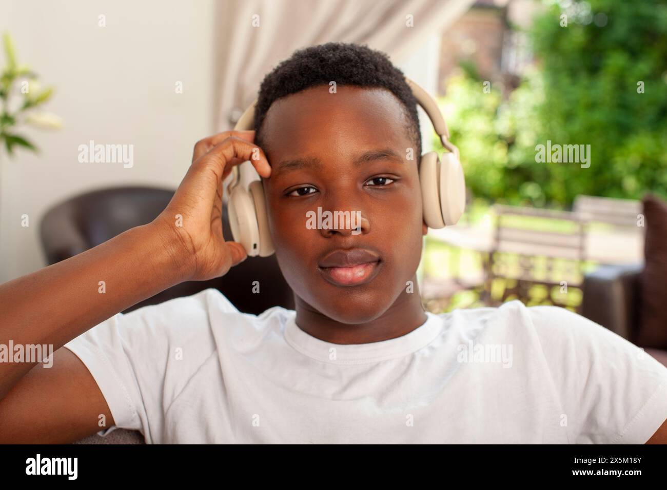 Porträt eines jungen in Kopfhörer Stockfoto