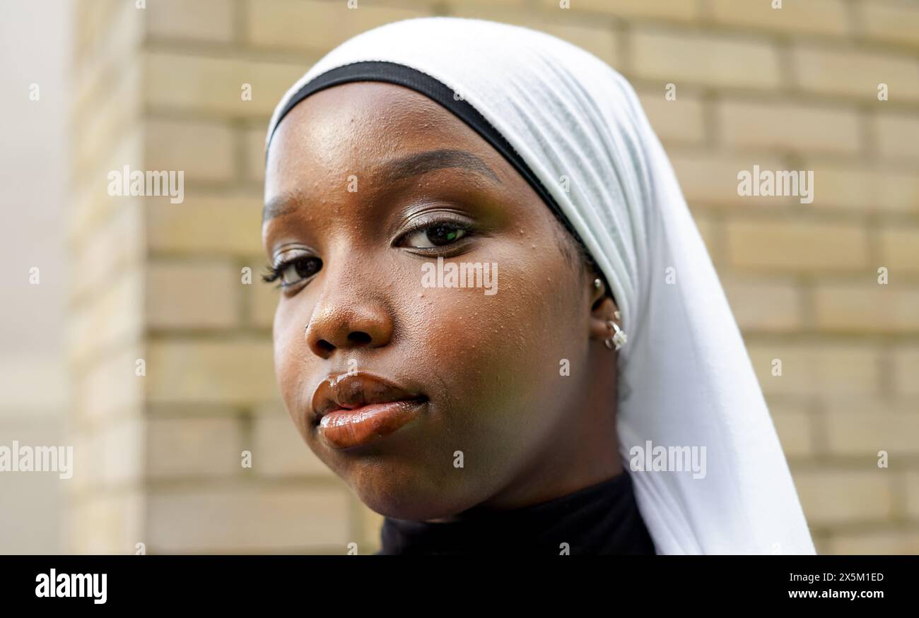 Großbritannien, London, Porträt einer jungen Frau, die im Freien Hijab trägt Stockfoto