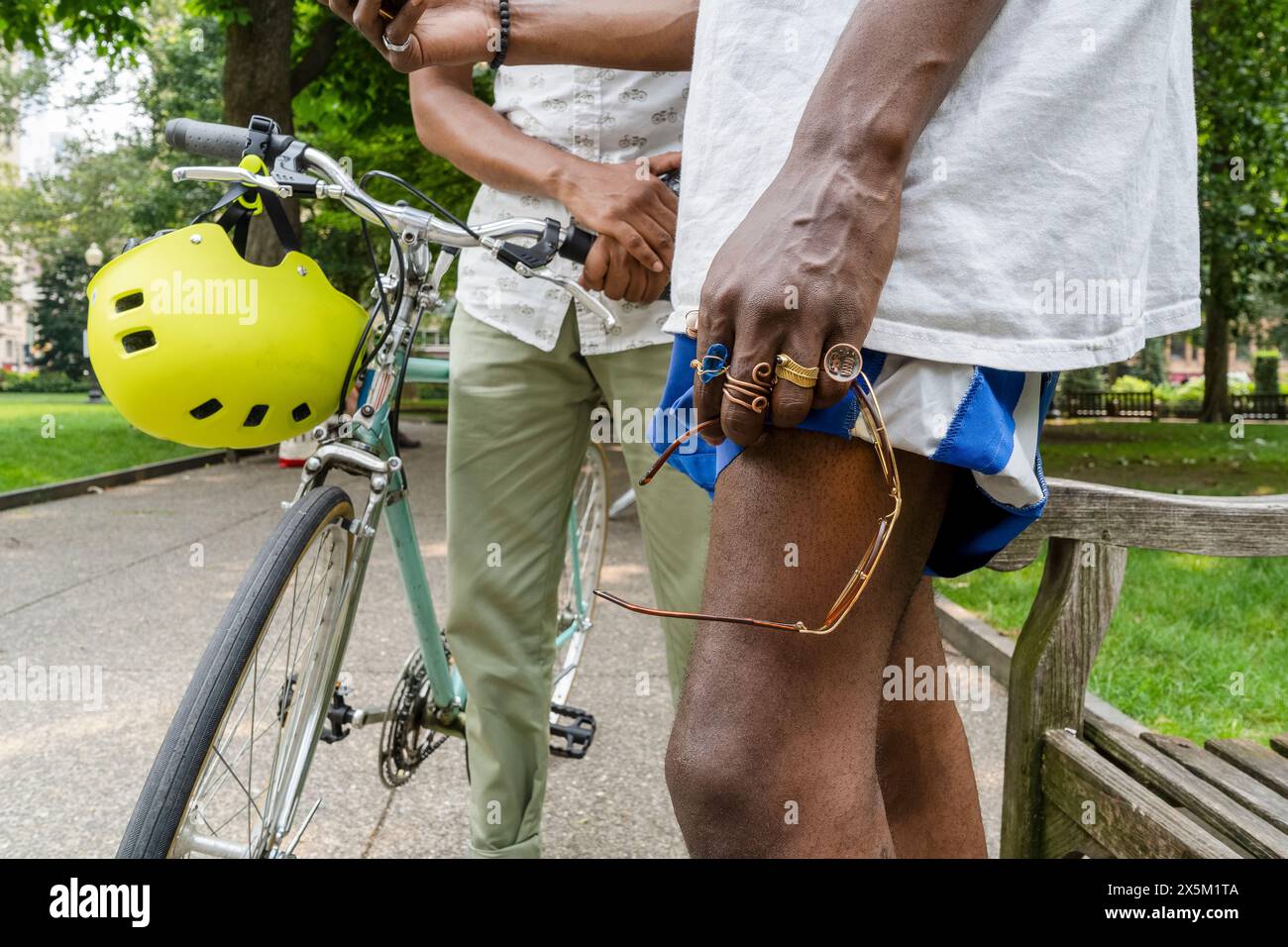 USA, Nahaufnahme von zwei Männern, die neben dem Fahrrad im Park stehen Stockfoto