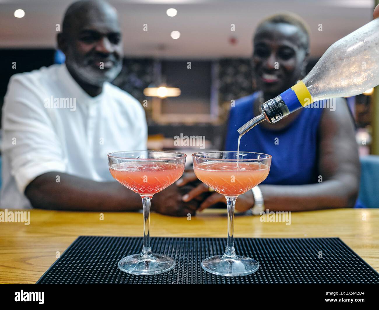 Großbritannien, Älteres Ehepaar genießt Cocktails an der Bar Stockfoto