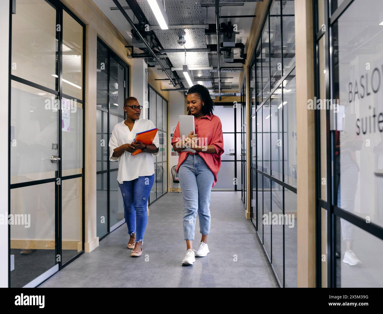 Zwei Frauen laufen im Flur Stockfoto