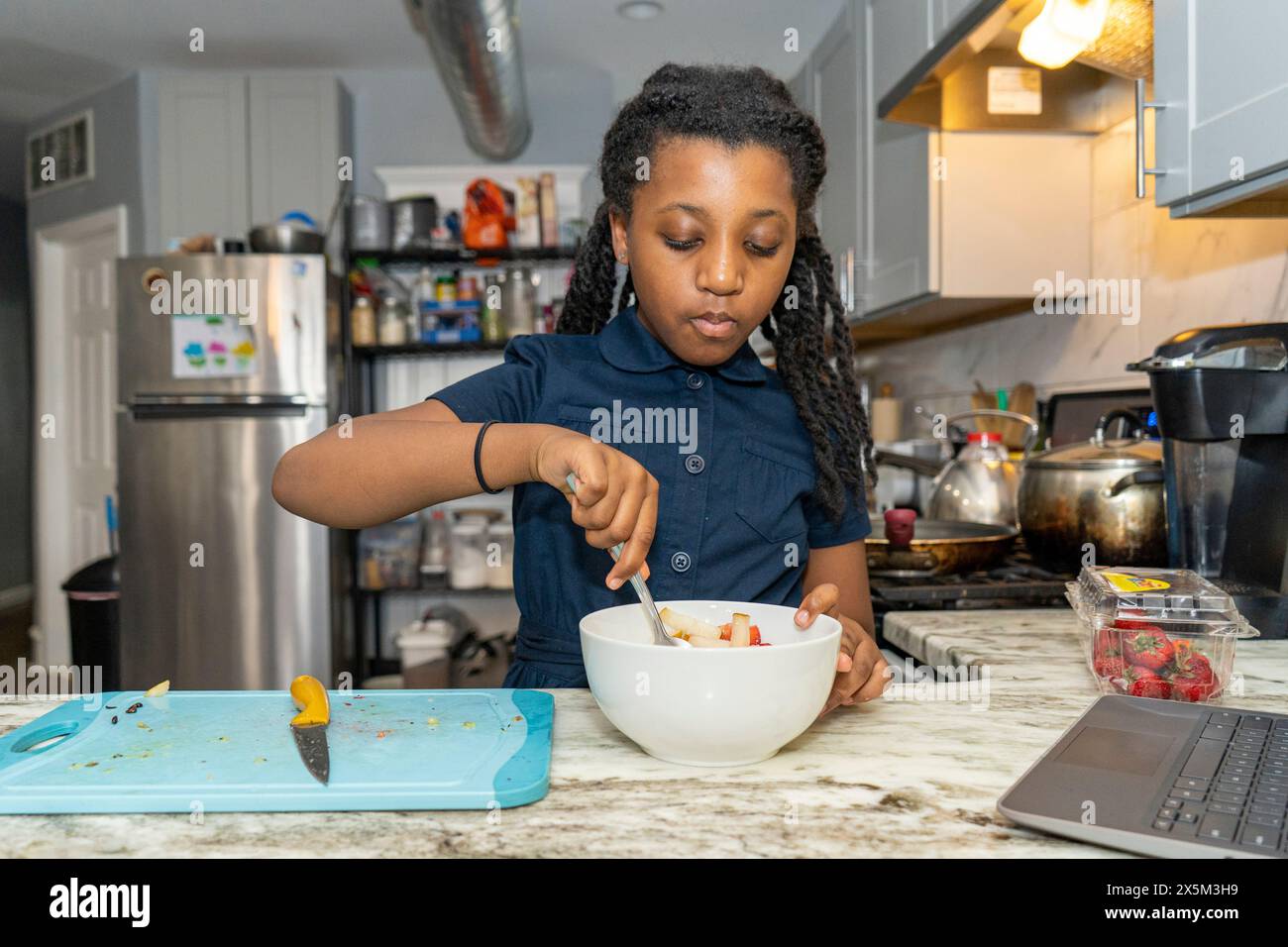 Mädchen, das Essen in der Küche zubereitet Stockfoto