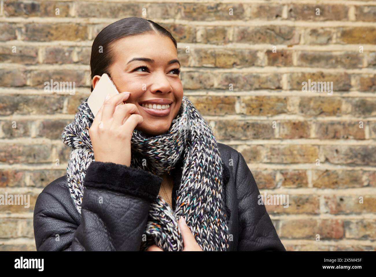Porträt einer mittelerwachsenen Frau mit Telefon Stockfoto