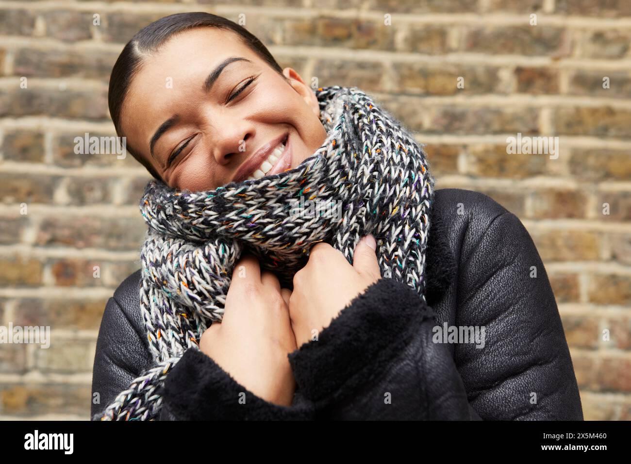 Porträt einer mittelerwachsenen Frau mit Wolltuch Stockfoto