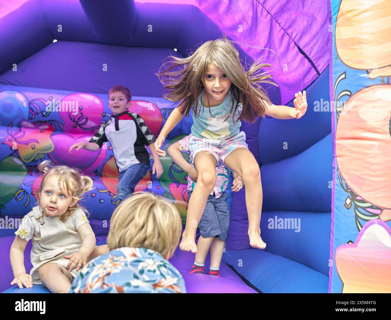 Kinder Springen Hüpfburg kinder -Fotos und -Bildmaterial in hoher Auflösung – Alamy