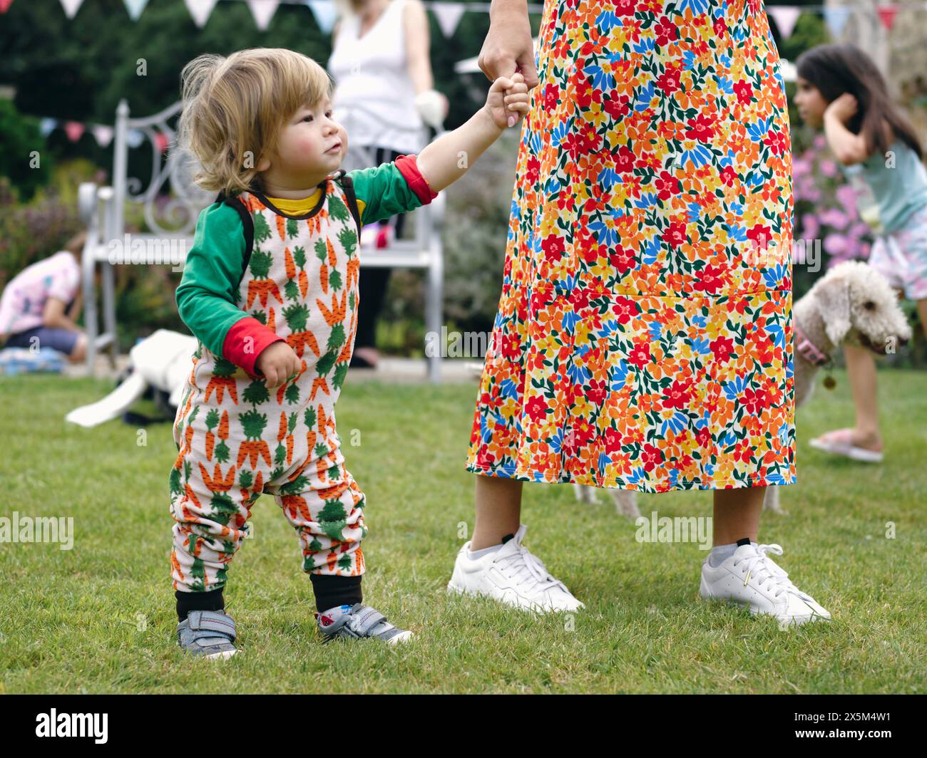 Mutter, die mit dem kleinen Sohn läuft Stockfoto