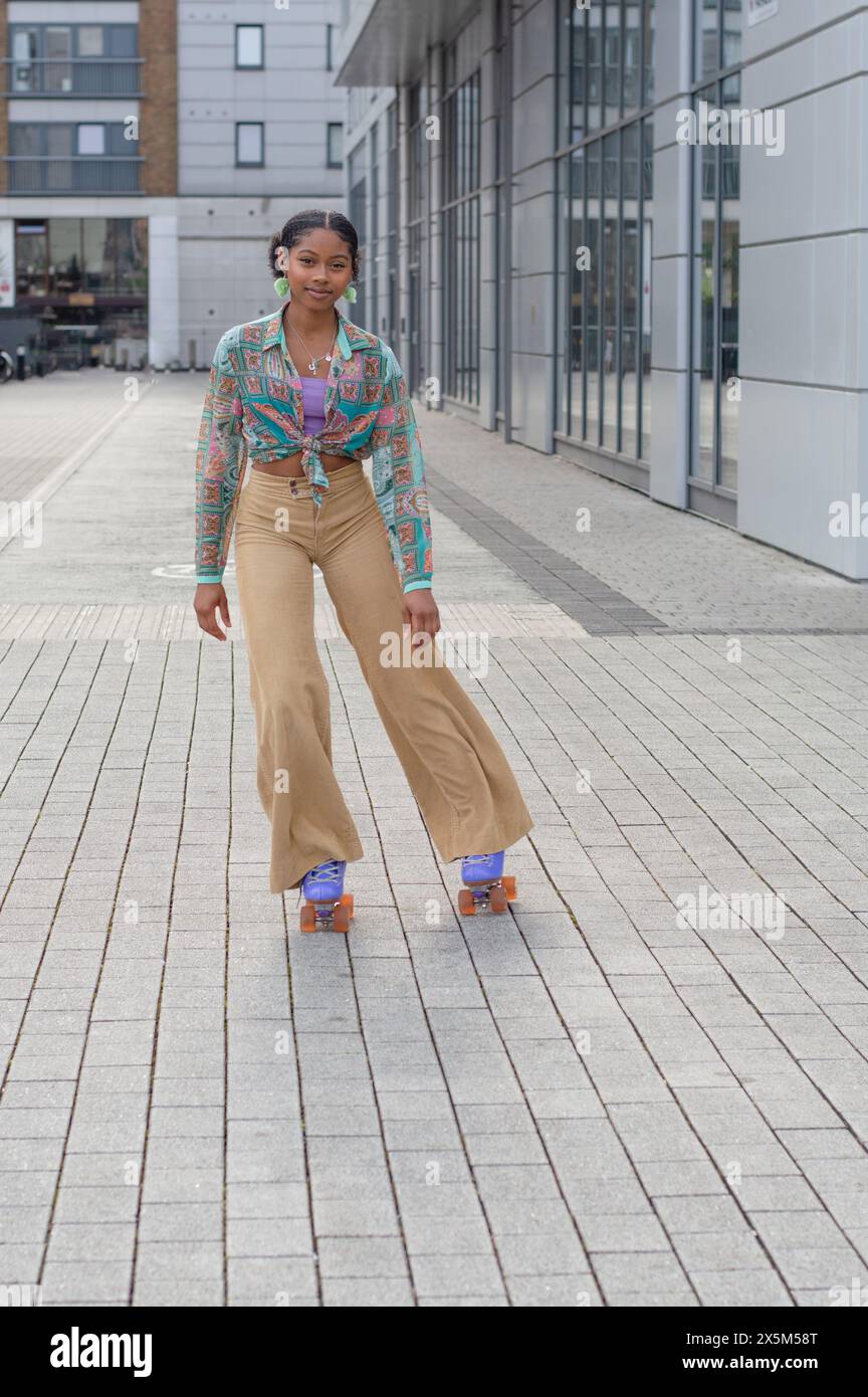 Lächelnde Frau auf Retro-Rollschuhen Stockfoto