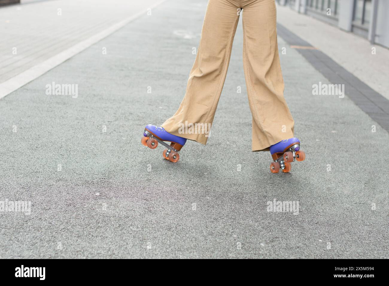 Die Beine der Frau withÊstylish Retro-Rollschuhe Stockfoto
