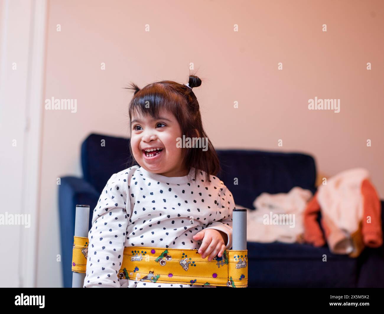 Mädchen mit Down-Syndrom im Stehen Frame Stockfoto