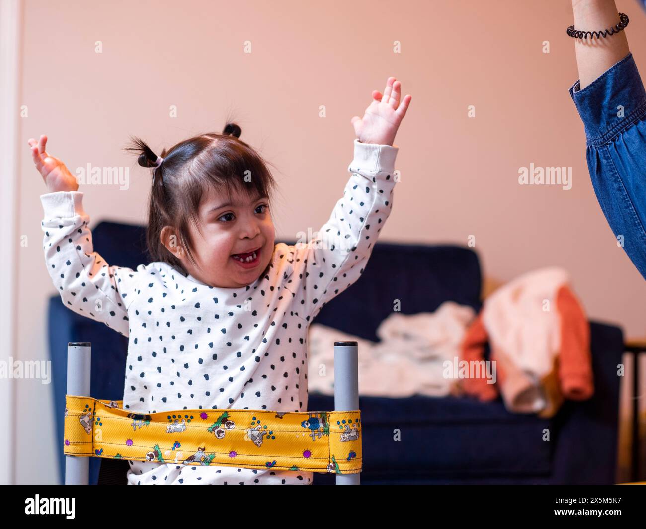 Mädchen mit Down-Syndrom im Stehen Frame Stockfoto