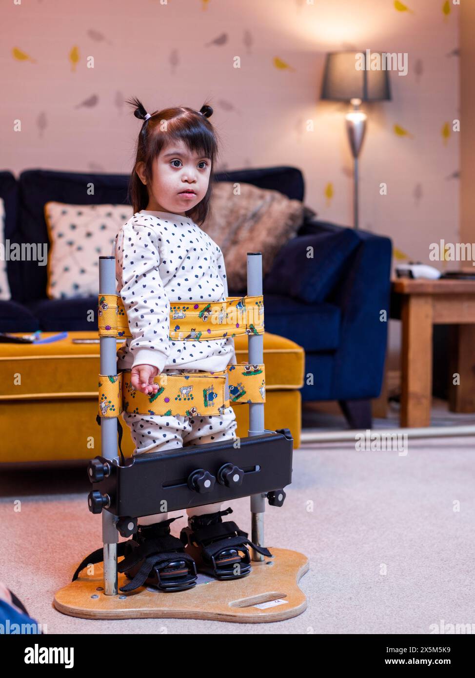 Mädchen mit Down-Syndrom im Stehen Frame Stockfoto