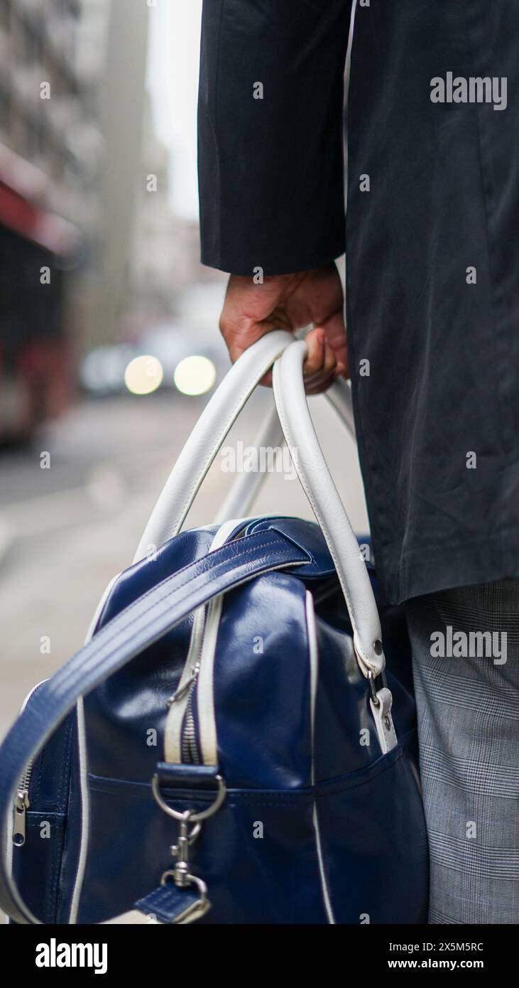 Geschäftsmann mit Tasche, Mittelteil Stockfoto