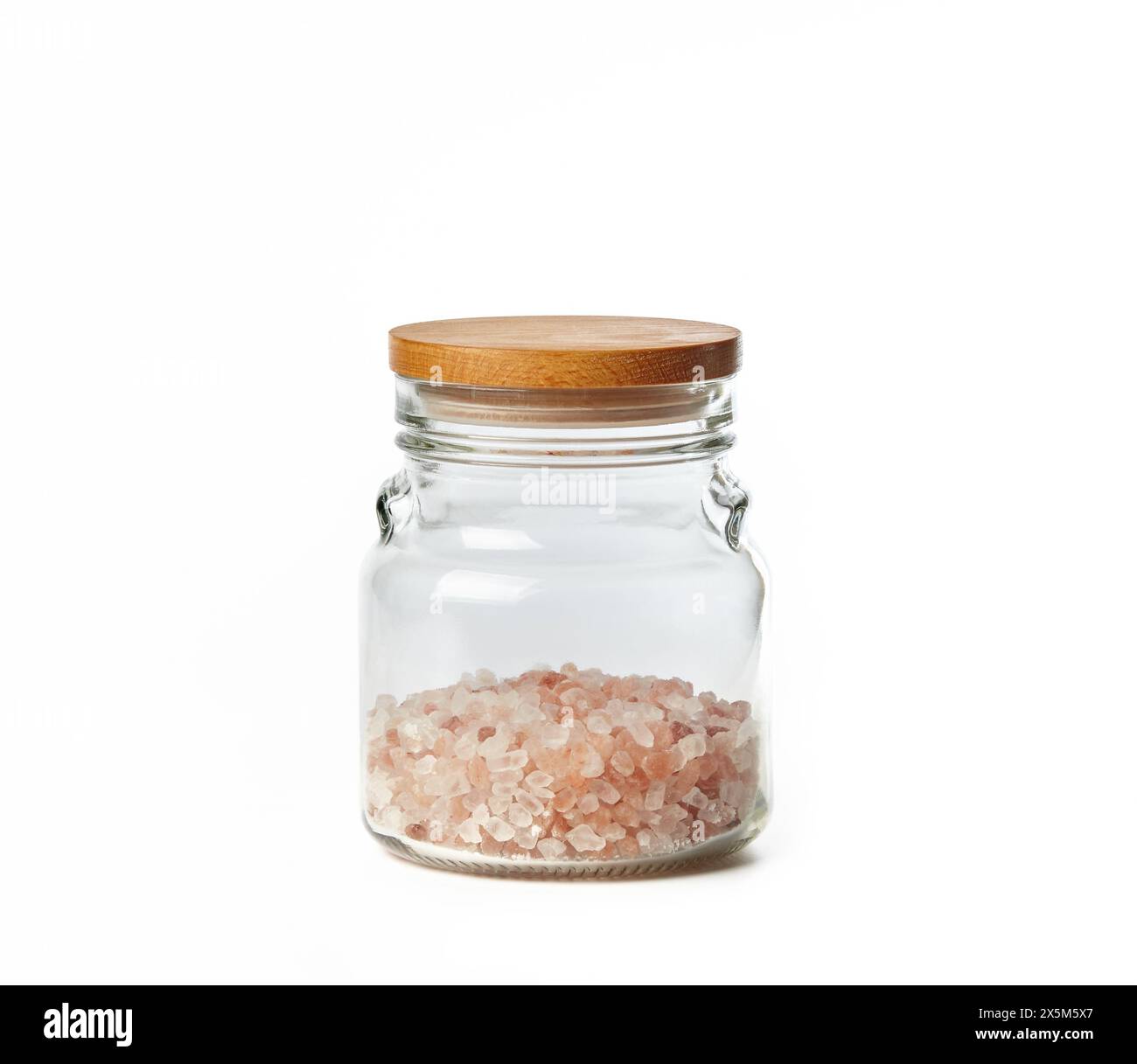 Himalaya-rosa Salz in Glasgefäß isoliert auf weißem Hintergrund. Gourmet-Salz - rote himalaya-Sorte Stockfoto
