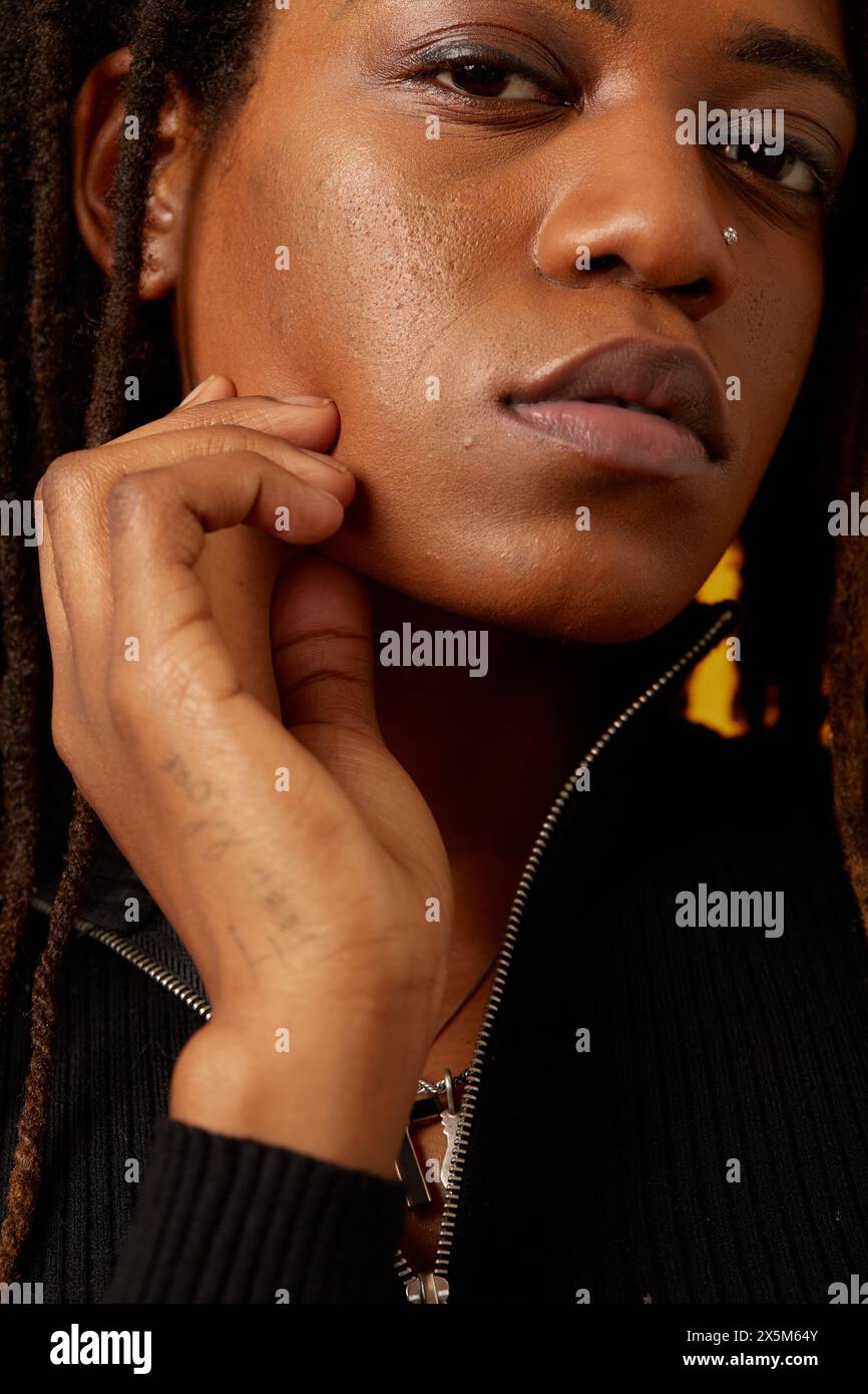 Nahaufnahme einer Frau mit Dreadlocks und Nasenring Stockfoto