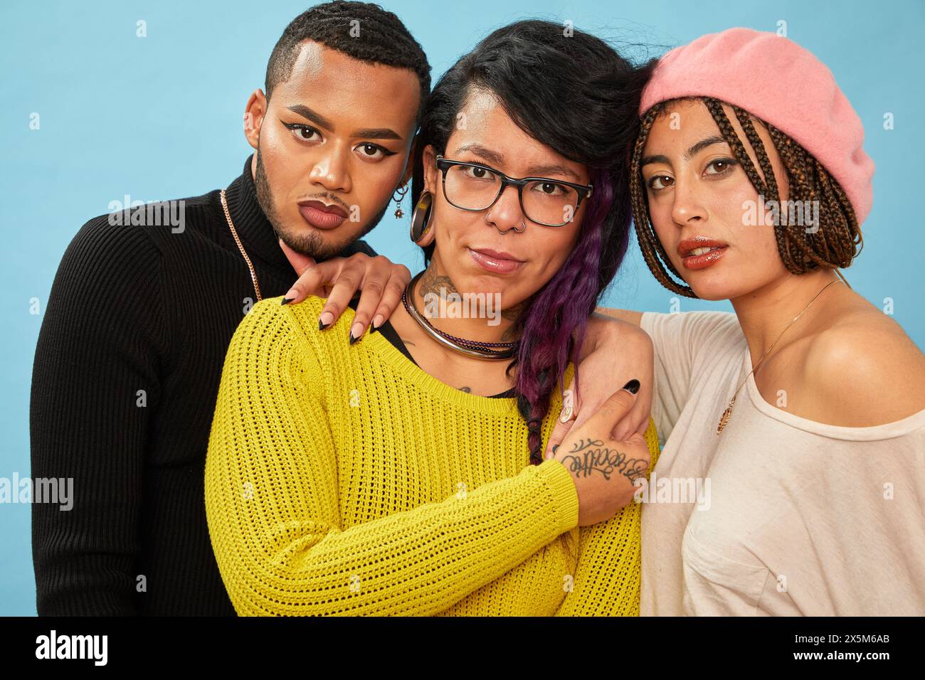 Studio-Porträt stilvoller Freunde Stockfoto