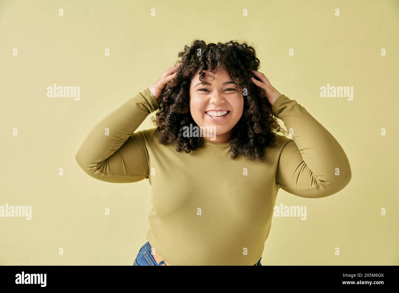 Studio-Porträt der lächelnde junge Frau Stockfoto