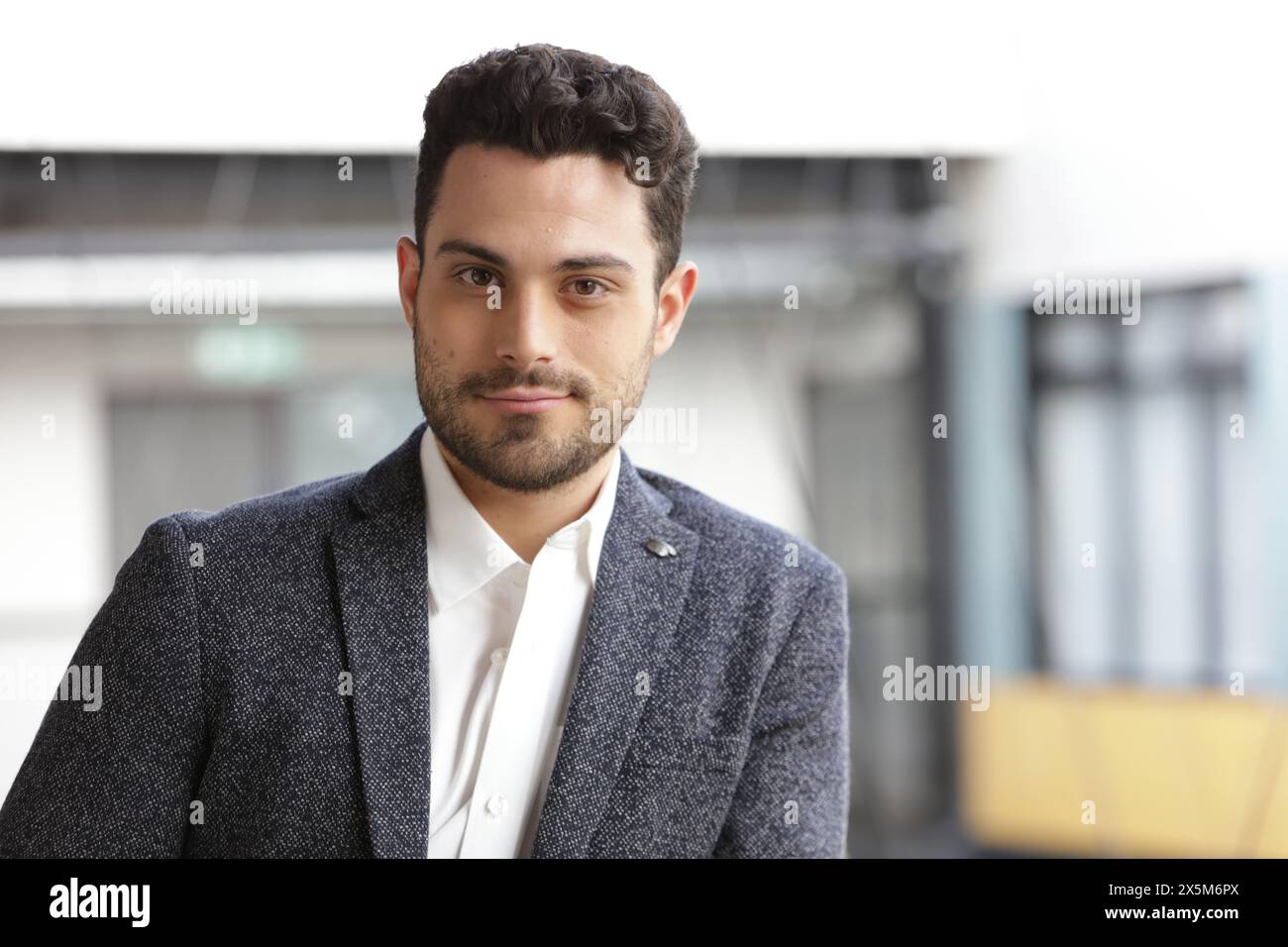 Porträt des jungen Geschäftsmann im Büro Stockfoto