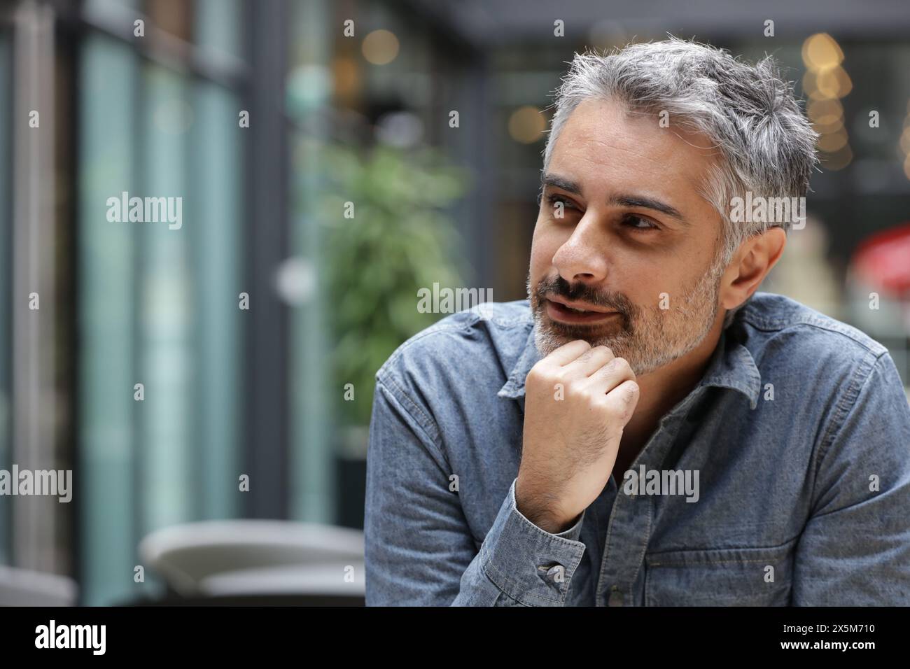 Reife Geschäftsmann mit Hand am Kinn Stockfoto