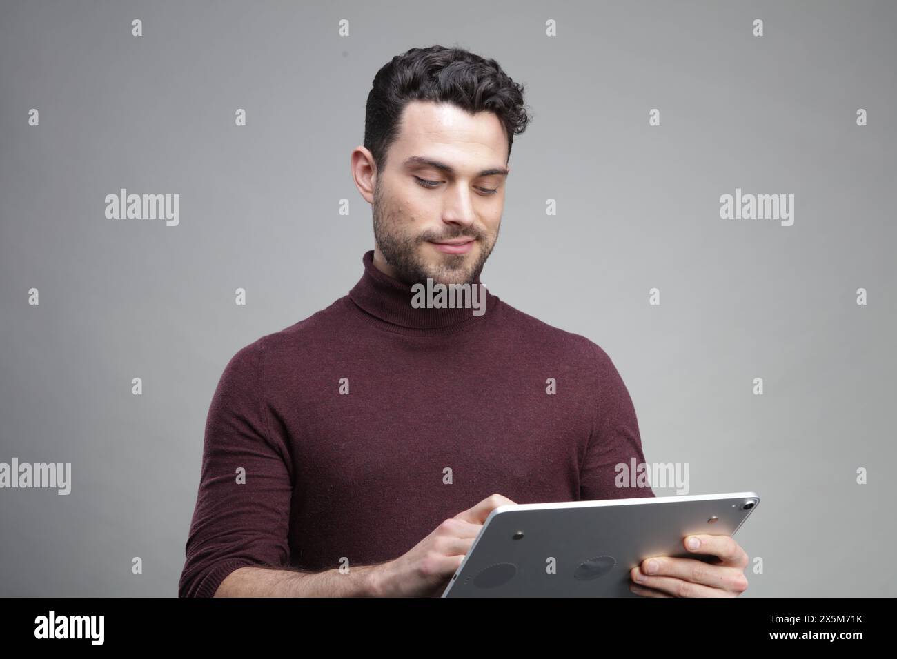 Junger Geschäftsmann mit digital-Tablette Stockfoto