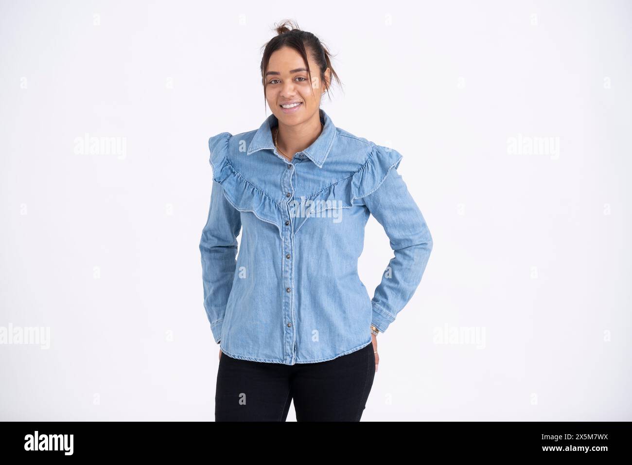 Studio-Porträt einer jungen Frau mit blauem Hemd Stockfoto