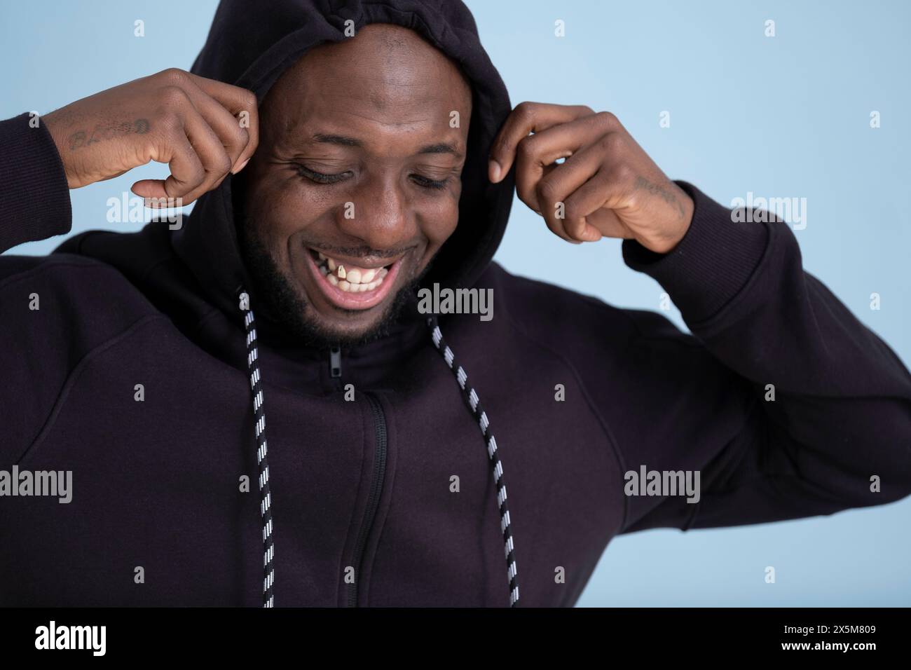 Studio-Porträt eines mittelgroßen Mannes mit schwarzem Hoodie Stockfoto