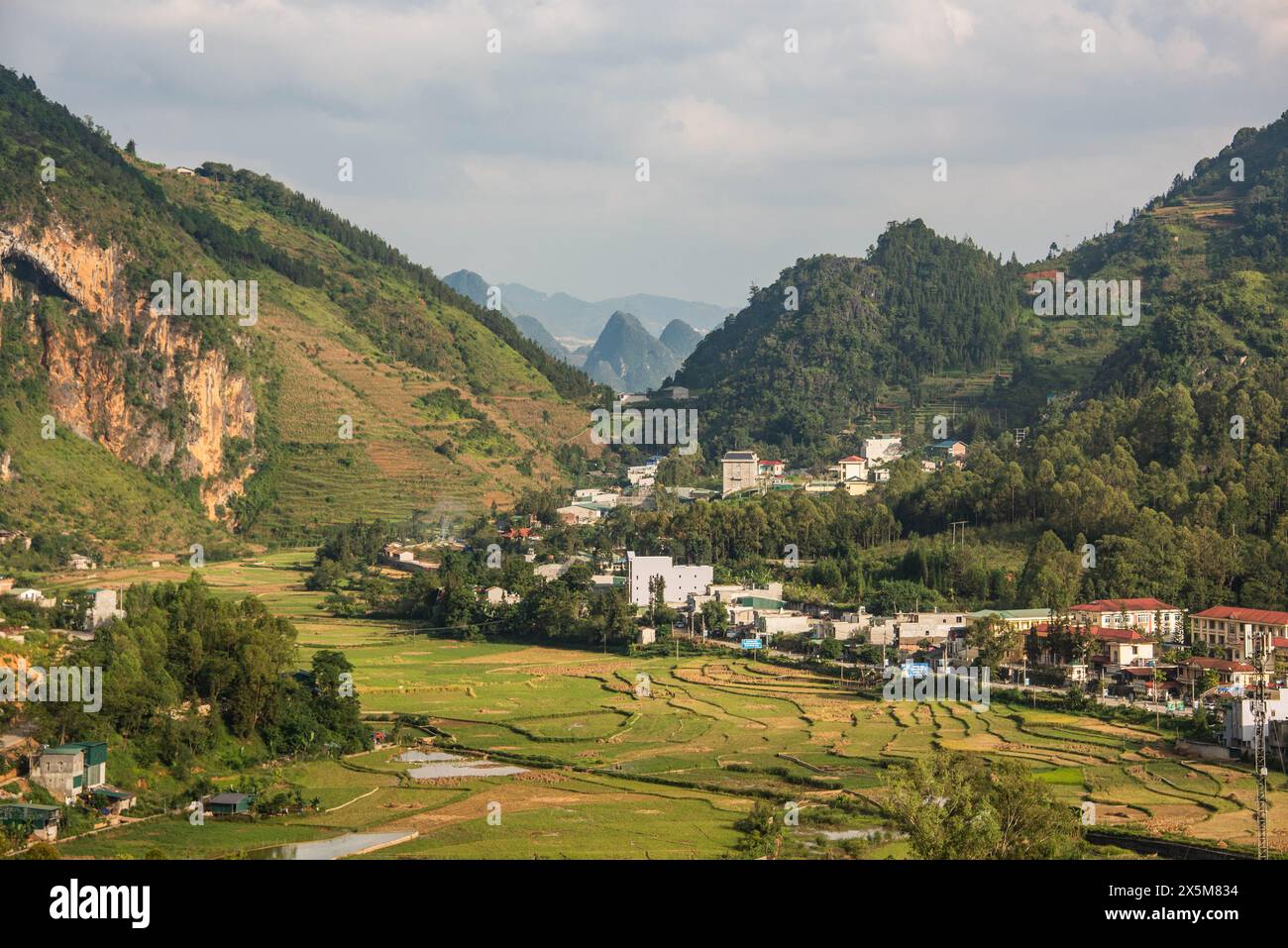 Blick auf die Stadt Dong Van und Reisterrassen, Dong Van, Ha Giang, Vietnam Stockfoto