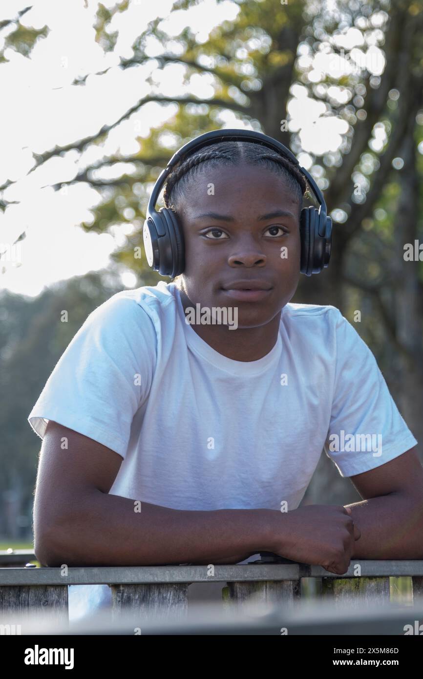 Teenager tragen von Kopfhörern Stockfoto