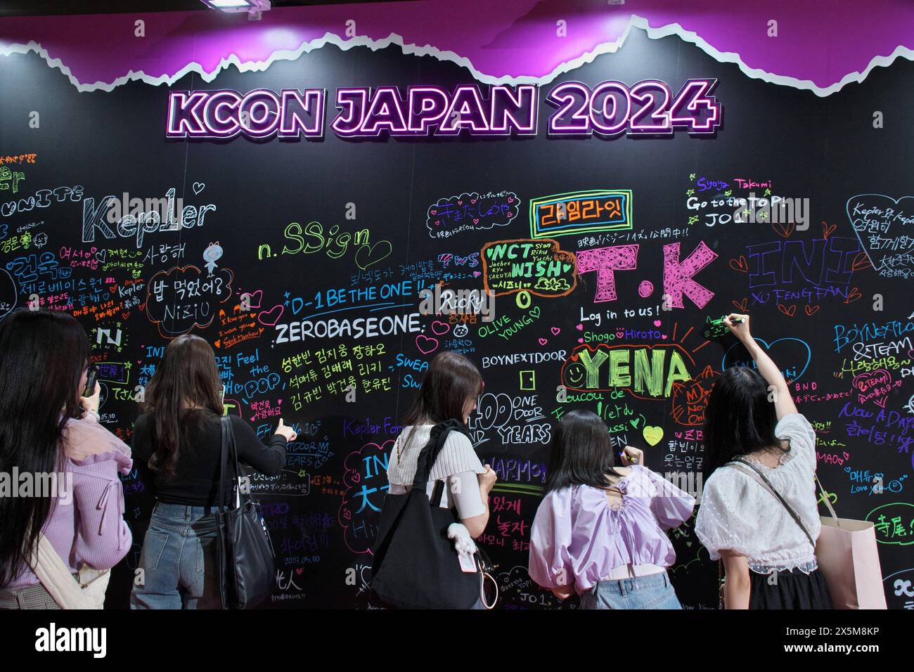 Während der KCON, Japan, schreiben die Menschen eine Nachricht an ihren Lieblingskünstler. , . Foto: Keizo Mori/UPI Credit: UPI/Alamy Live News Stockfoto