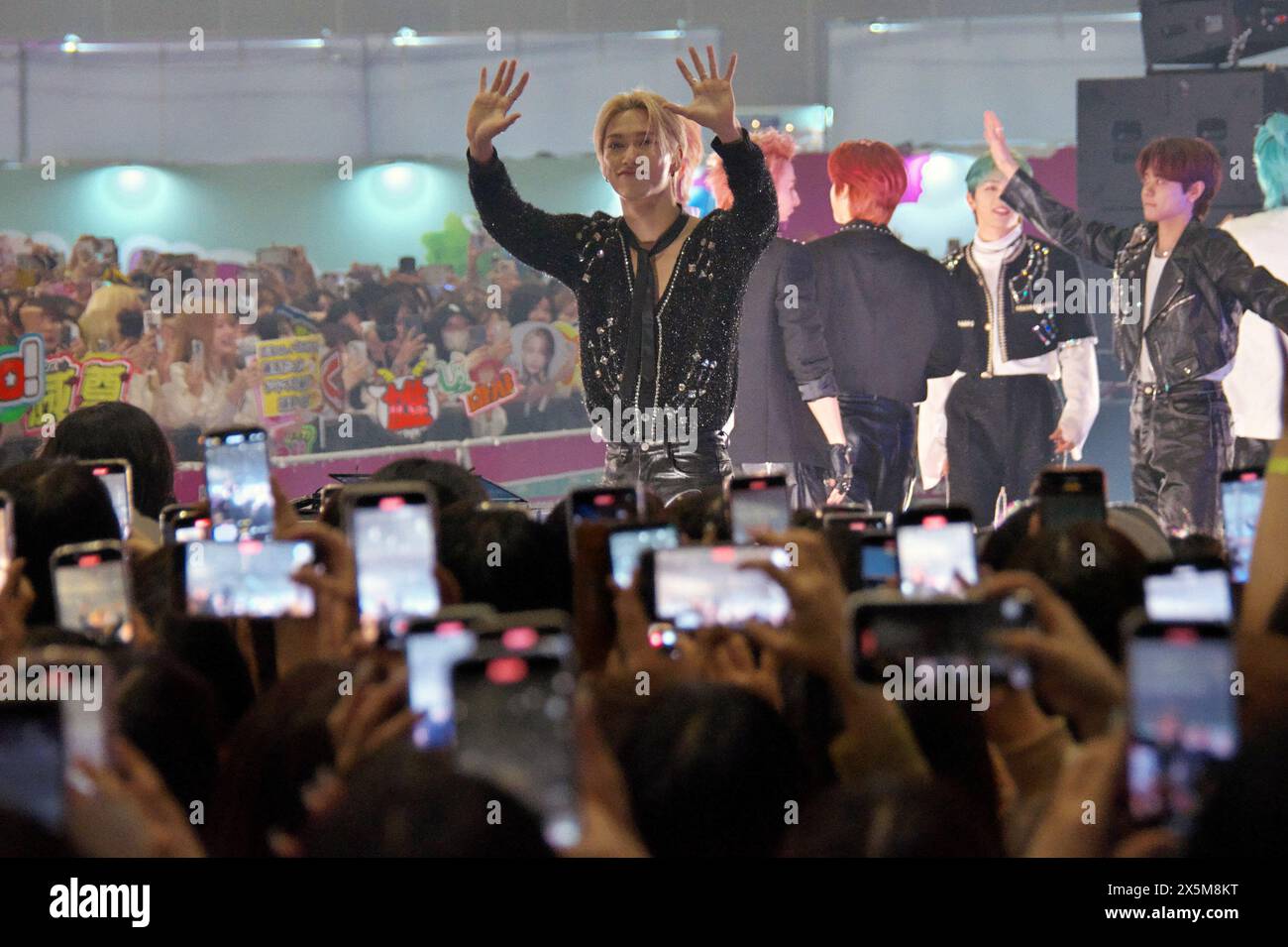 Ein Mitglied der Boygroup INI winkt den Fans während der KCON in Japan zu. , . Foto: Keizo Mori/UPI Credit: UPI/Alamy Live News Stockfoto